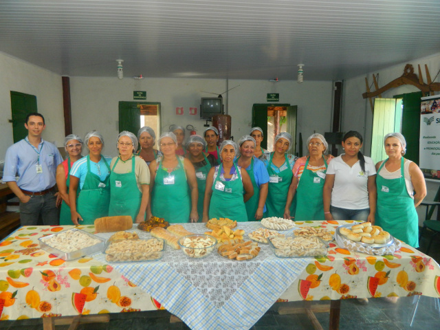 Turma do curso de produção caseira de pães, bolos, biscoitos e salgados (Foto: Divulgação/Assecom)