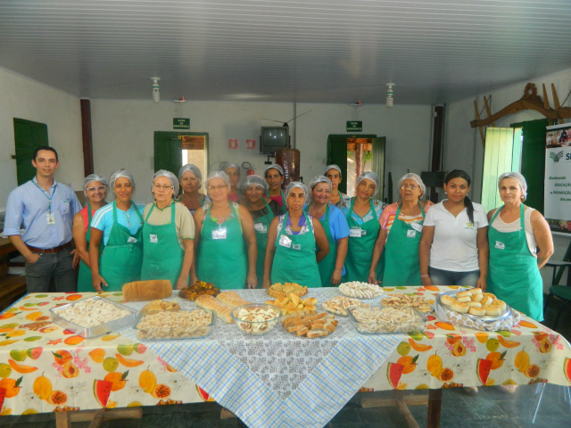 Sindicato Rural qualificou mais de 70 pessoas na primeira quinzena do mês de abril Turma do curso de produção caseira de pães, bolos, biscoitos e salgados (Foto: Divulgação/Assecom)