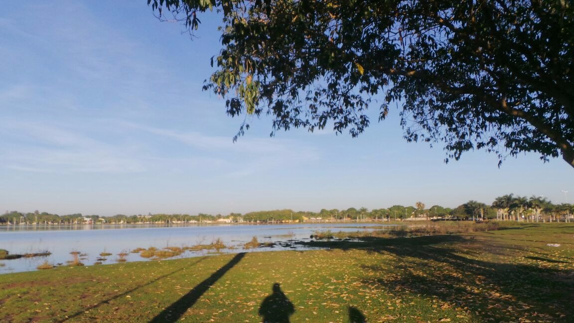 Dia começou com céu aberto em Três Lagoas. (Foto: Ricardo Ojeda/ Perfil News). 