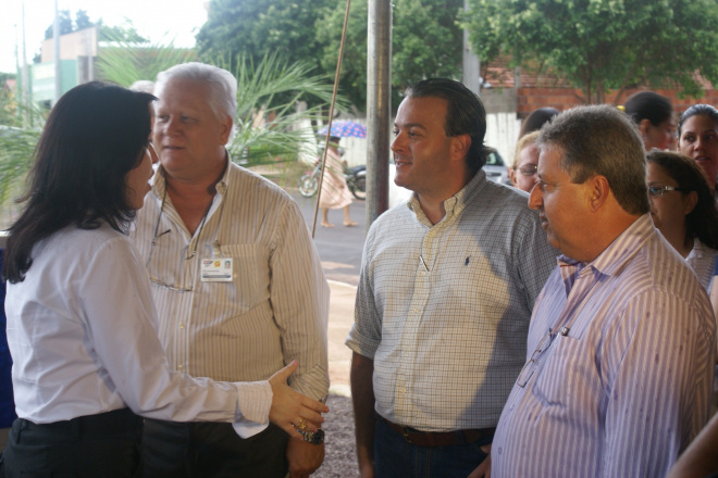 Simone Tebet é recebida com aplausos e foguetório em Três Lagoas Simone conversa com empreiteiros e representante da Cesp (Foto: Ricardo Ojeda)