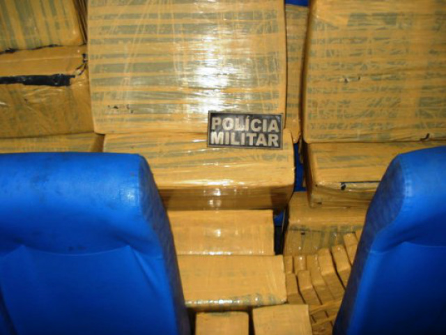 Ao realizar vistoria no interior do ônibus foi localizado embaixo dos assentos volumes contendo substancia de cor esverdeada análoga a maconha (Foto: Assessoria de Comunicação Social do 4º BPM)
