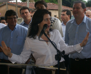 Simone Tebet é recebida com aplausos e foguetório em Três Lagoas Observada por autoridades, Simone discursa com entusiasmo (Foto: Ricardo Ojeda)