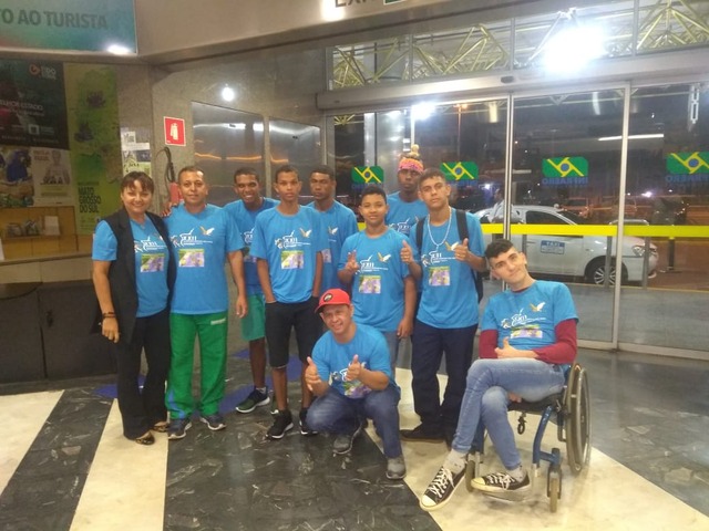 Alunos de Três Lagoas viajam para Canoas para disputar nacional das 22ª Olimpíadas Especiais das APAEs Três-lagoenses esperam para embarcar rumo ao Rio Grande do Sul para as Olimpíadas Especiais da APAE. Foto: Divulgação