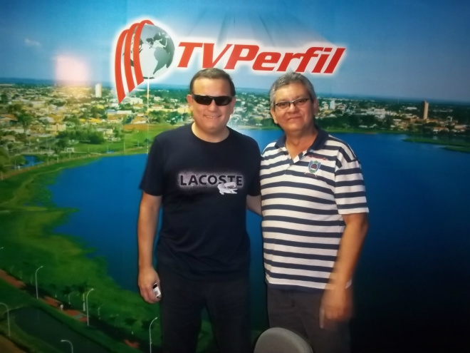 O jornalista Roberto Cabrini esteve em Três Lagoas em abril desse ano, a convite do diretor do Grupo Perfil, Ricardo Ojeda. Na oportunidade ele conheceu o estúdio da TV Perfil (Foto: Arquivo) 