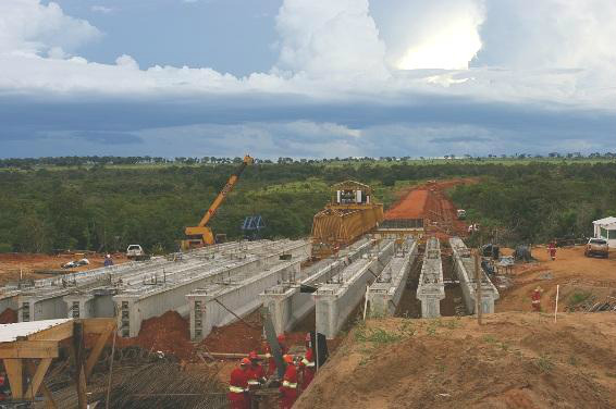 Ponte sobre o rio Pardo recebe a primeira viga de 120m de extensão Na última semana, foi lançada a primeira viga da ponte de 120m de extensão por 12,80m de largura sobre o rio Pardo (Foto: Divulgação)