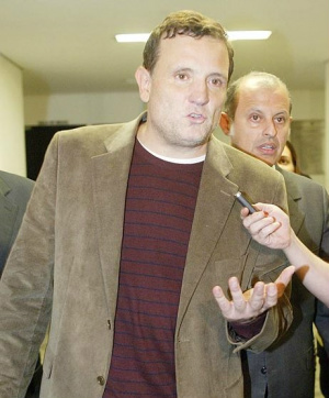 Foto mostra o jornalista Roberto Cabrini sendo libertado após prisão; Corregedoria aponta armação policia (Sérgio Alberti-17.abr.2008/Folhapress)	
