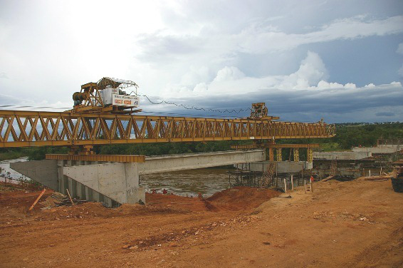 Ponte sobre o rio Pardo recebe a primeira viga de 120m de extensão Outras duas serão edificadas nos trechos sobre o Ribeirão da Lontra e sobre o Ribeirão Ponte da Pedra (Foto: Divulgação)
