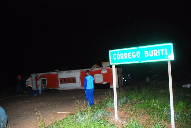 Após tombar, o ônibus bloqueou os dois sentidos da pista (Foto: Da Hora Bataguassu)