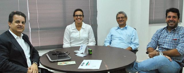 Mato Grosso do Sul sediará a VI Conferência Nacional de Defesa Agropecuária em 2017 João Vieira de Almeida Neto (dir), Marina Hojaij Carvalho Dobashi, Nataniel Diniz Nogueira e Paulo Emílio Torres (esq) (Foto: Divulgação/Notícias MS)
