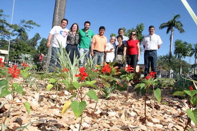 Ação “Áreas Mais Verdes” da Prefeitura de Três Lagoas planta árvores na Praça Senador Ramez Tebet A SEMEA já plantou mais de 670 tipos de plantas (Foto/Assessoria)