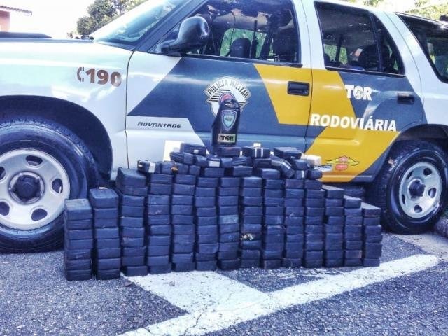 PM aposentado de MS é preso com 152 quilos de cocaína em SP A droga estava dividida em 152 tabletes que estavam escondidos sob o fundo falso da carroceria de uma camionete modelo Dodge Ram. (Foto: Direto das Ruas)
