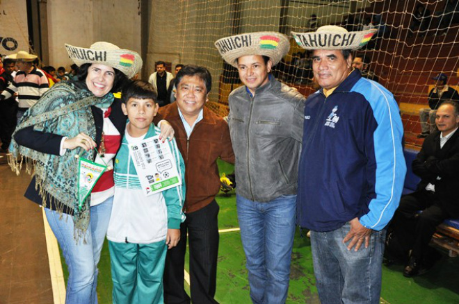 A delegação boliviana fez questão de distribuir às autoridades presentes o chapéu de palha “sombrero”, típico daquela região (Foto: Divulgação/Assecom)