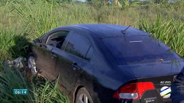 Carro roubado de família foi encontrado em matagal (Foto: Reprodução/ TV Morena)