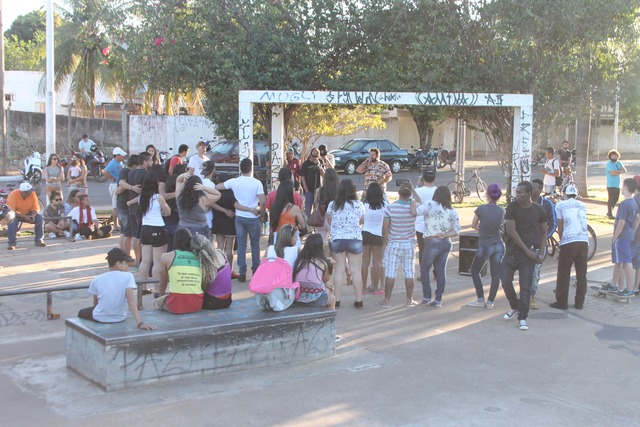 Manifestação cultural na pista de skate marca homenagem ao Cinza MC Evento reuniu amigos e familiares de Kaik, o Cinza MC (Foto: Guta Rufino)