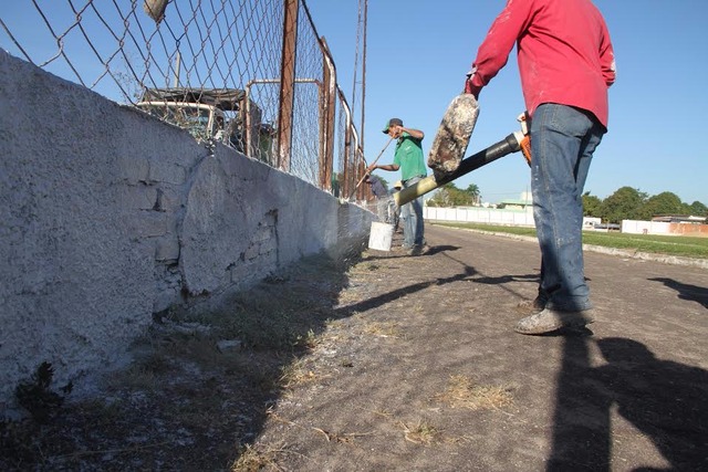 Departamento de Obras realiza mutirão no estádio da ADEN O trabalho começou no último sábado (Foto/Assessoria)