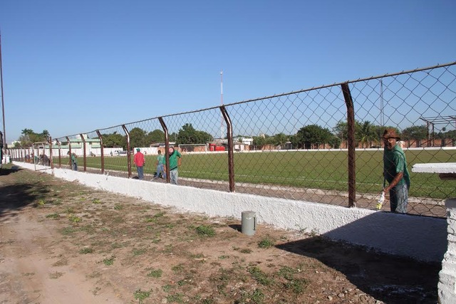 Departamento de Obras realiza mutirão no estádio da ADEN Departamento de Obras realiza mutirão no estádio da ADEN