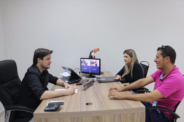 André Bittencourt cobra início das mudanças efetivas no estacionamento da Zona Azul O presidente André Bittencourt e demais vereadores, assim como se posicionou os representante da empresa Central Park (Foto/Assessoria)