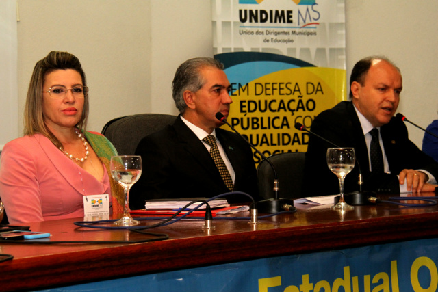 Segundo o governador Reinaldo Azambuja (centro) a educação púbica é algo que é necessário união para melhorar. (Foto: Divulgação) 
