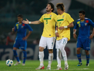 Pato e Neymar brilharam e garantiram o primeiro lugar para o Brasil no Grupo B (Foto: AP)
