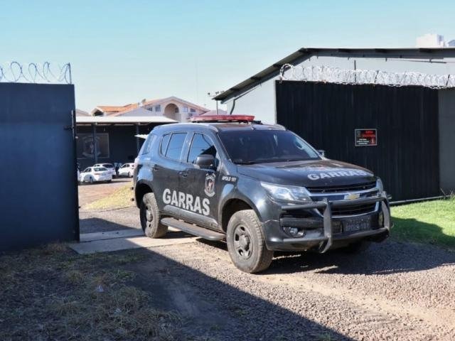 Família de MS preparava carro para levar munições e armas ao RJ Movimentação de viaturas no Garras (Foto: Henrique Kawaminami)