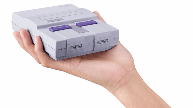 Super Nintendo será relançado em setembro com 21 jogos na memória Nova versão do Super Nintendo cabe na palma da mão (Foto: Divulgação)