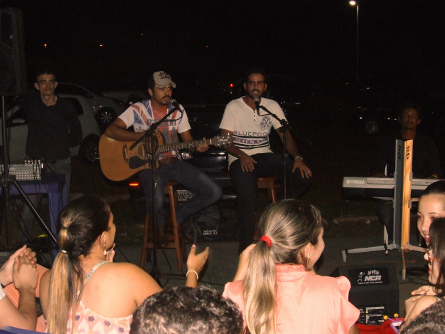 Alunos de Publicidade e Propaganda organizam lançamento da dupla João Vitor e Honório Toda divulgação também foi criada pelos alunos, onde desenvolveram teaser, fanpage, cartaz, panfletos e organização do evento (Foto: Divulgação/Assecom)