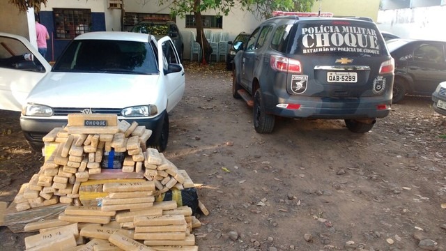 Seis são presos em flagrante com 350 kg de maconha comprada no Paraguai Policiais monitoram quadrilha até residência onde ocorreu o flagrante (Foto: Polícia Militar/Divulgação)