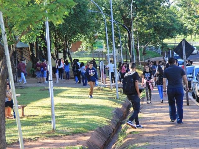 Alunos pouco antes do começos das provas, neste domingo na UFMS. (Foto: Marina Pacheco)
