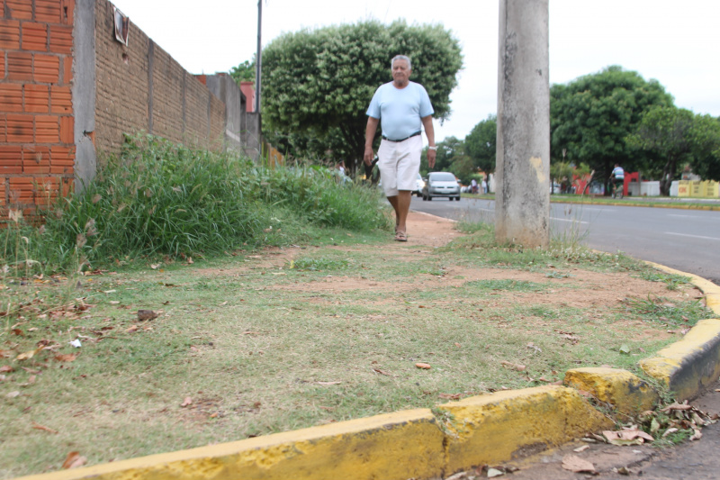 O aposentado Ari Antônio caminha quase todos os dias pelo mesmo trajeto, mas sente dificuldades de tráfego nas calçadas (Foto: Léo Lima)