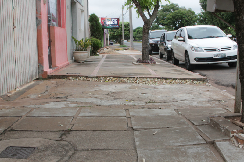 O desnível das calçadas e acessos às garagens, além do acúmulo de entulhos dificultam também o acesso aos pedestres (Foto: Léo Lima)