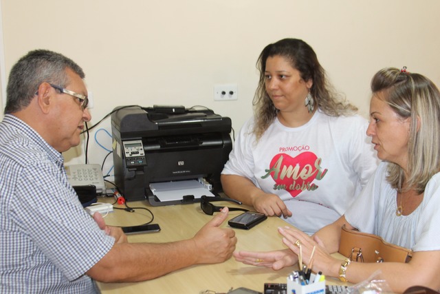 A presidente da Associação Comercial de Três Lagoas, Gláucia Jaruche e a secretária executiva, Flávia Penedo estiveram no Perfil News para explicar sobre o evento (Foto: Guta Rufino)