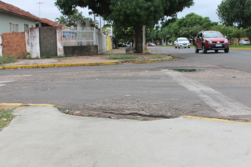 Na rua David de Alexandria com a avenida Filinto Muller, duas situações: calçada com rampa para cadeirante e outra sem o acesso (Foto: Léo Lima)