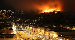 O incêndio teve início no sábado e ja´destruiu 2.200 casas, atingindo 10 mil pessoas (Foto: Google)