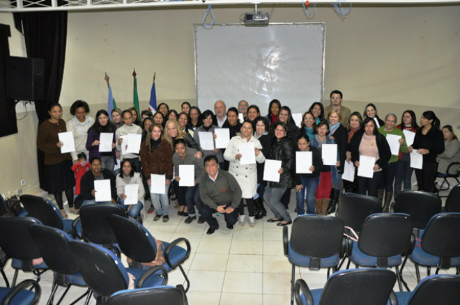 A prefeita Marcia Moura deu posse a 40 novos servidores públicos municipais de Três Lagoas (Foto: Divulgação/Assecom)