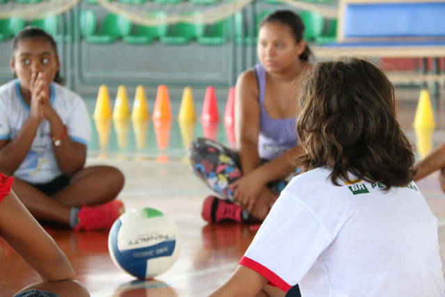 Centro de Referência em Esporte tem vagas abertas em Três Lagoas para cinco modalidades Alunos da turma de Vôlei debatem a elaboração da atividade. (Foto: Divulgação)