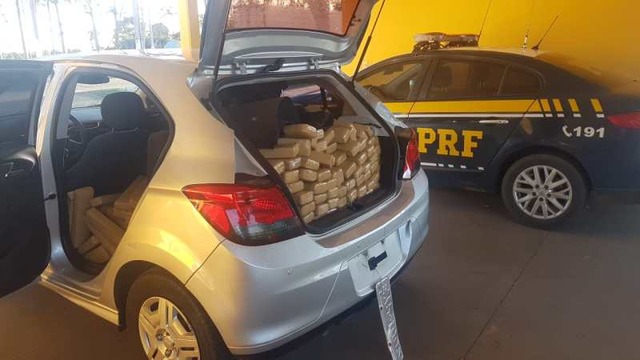 PRF recupera veículo roubado e apreende 378kg de maconha em Bataguassu Porta-malas e interior do Chevrolet/Onix com os tabletes de maconha. Foto: Arquivo/PRF
