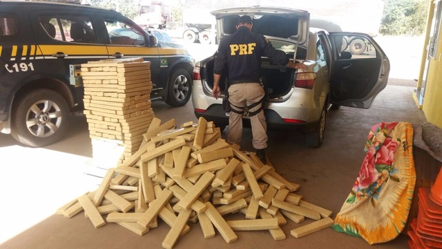 No interior do veículo e encontrou 435 pacotes contendo maconha, que totalizaram 500 Kg(PRF/Divulgação)