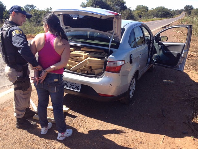 Mulher é presa transportando meia tonelada de maconha Suspeita vai responder por tráfico de drogas, receptação e adulteração de sinal identificador de veículo automotor.(PRF/Divulgação)