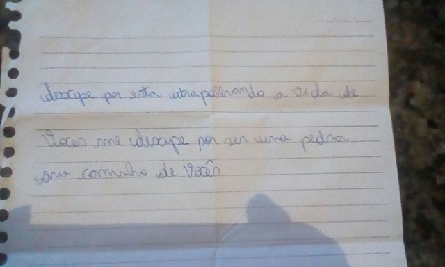 Bilhete deixado pelas meninas foi encontrado horas depois pela família. (Foto:Arquivo Pessoal)