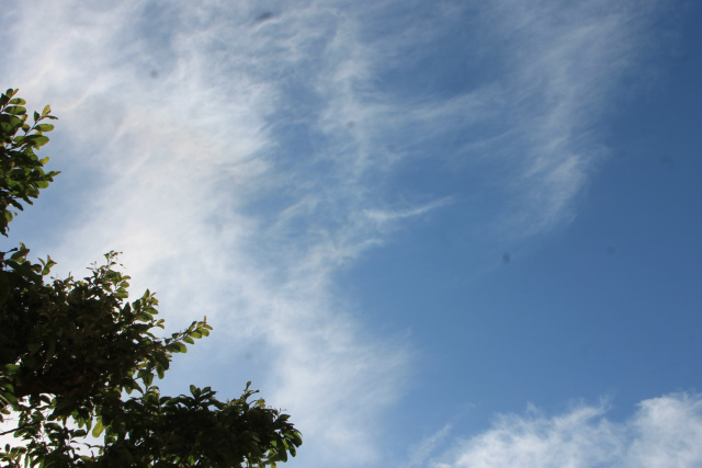 No sábado, o céu de Três Lagoas estava com nuvens espaças. (Foto: Patrícia Miranda)