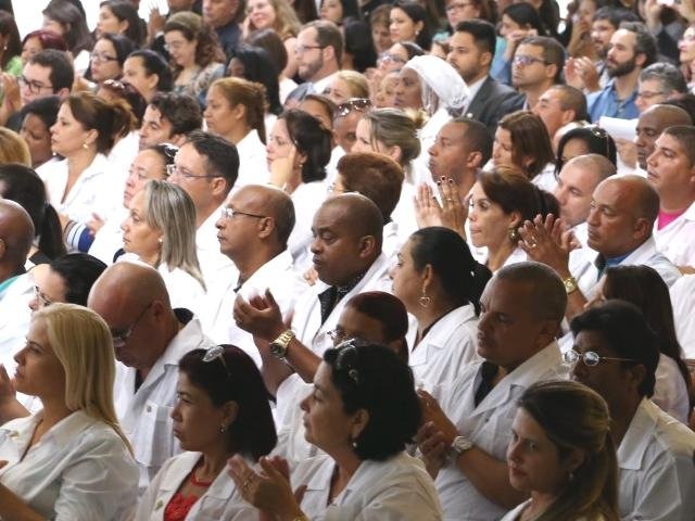 Profissionais do Mais Médicos durante cerimônia comemorativa do programa em Brasília (Foto: Lula Marques/Agência PT)