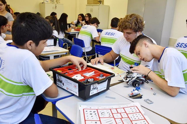 Robótica das escolas do Sesi inspira alunos a desenvolverem protótipos e soluções inovadoras Nas aulas em que a robótica é aplicada, os protótipos já viraram de um amassador portátil de garrafas PET (Foto/Assessoria)