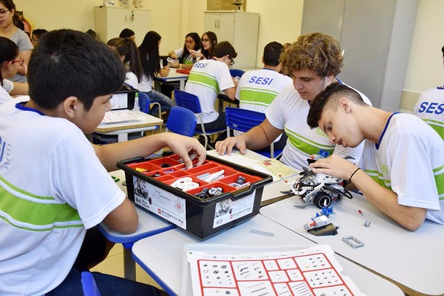 Nas aulas em que a robótica é aplicada, os protótipos já viraram de um amassador portátil de garrafas PET (Foto/Assessoria)