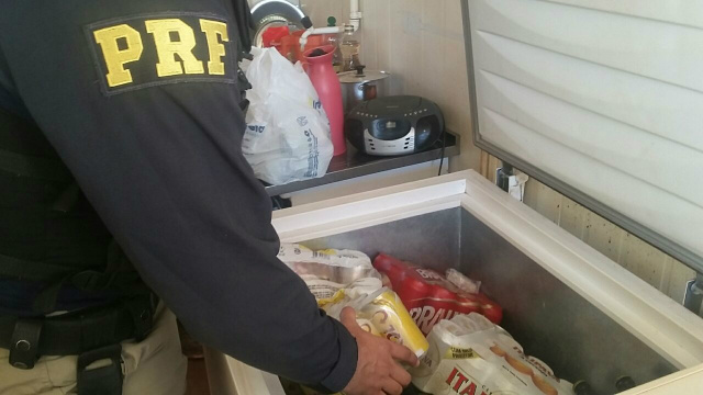 PRF autua comércio por venda de bebida alcoólica às margens da rodovia e apreende carga de cachaça Questionado sobre a bebida, o proprietário disse que vende bebida alcoólica para as pessoas que residem nas fazendas e sítios situados nas proximidades do trailer. (Foto: Assessoria)