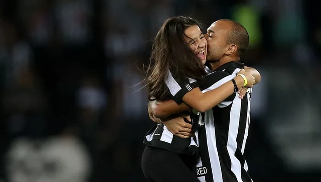 Emocionada, ela também fez questão de agradecer o carinho dos torcedores do Botafogo(Foto: Foto: Vitor Silva/SSPress/Botafogo)
