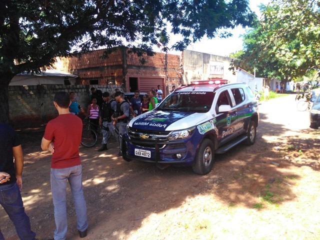 Bandido é baleado por PM à paisana ao tentar roubar celular na rua Policial militar à paisana baleou assaltante que tentava levar celular de pessoa na rua (Foto: Osvaldo Nóbrega/TV Morena)