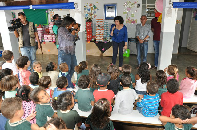 Alunos do CEI Massumi Otsubo ganham calçados novos A doação foi uma iniciativa do Rotary Club Cidade das Águas e a Empresa Kidy Calçados (Foto: Divulgação/Assecom)