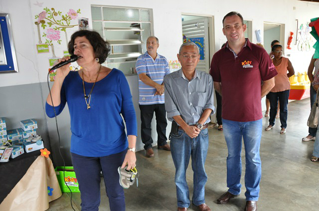 Alunos do CEI Massumi Otsubo ganham calçados novos A prefeita de Três Lagoas, Márcia Moura (PMDB), ressaltou que são graças às empresas como a Kidy que Três Lagoas vem crescendo com perspectiva social (Foto: Divulgação/Assecom)