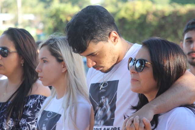 A família de Kaic durante homenagem feita na pista de skate da Lagoa Maior (Foto: Guta Rufino)