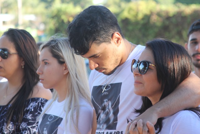 Missa de 7º dia de Kaic, o Cinza MC, acontece nesta terça-feira A família de Kaic durante homenagem feita na pista de skate da Lagoa Maior (Foto: Guta Rufino)